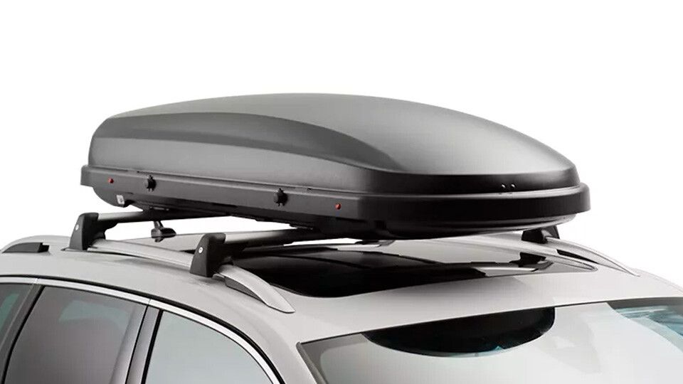 Blick auf das Dach eines Volkswagens mit montierter Dachbox