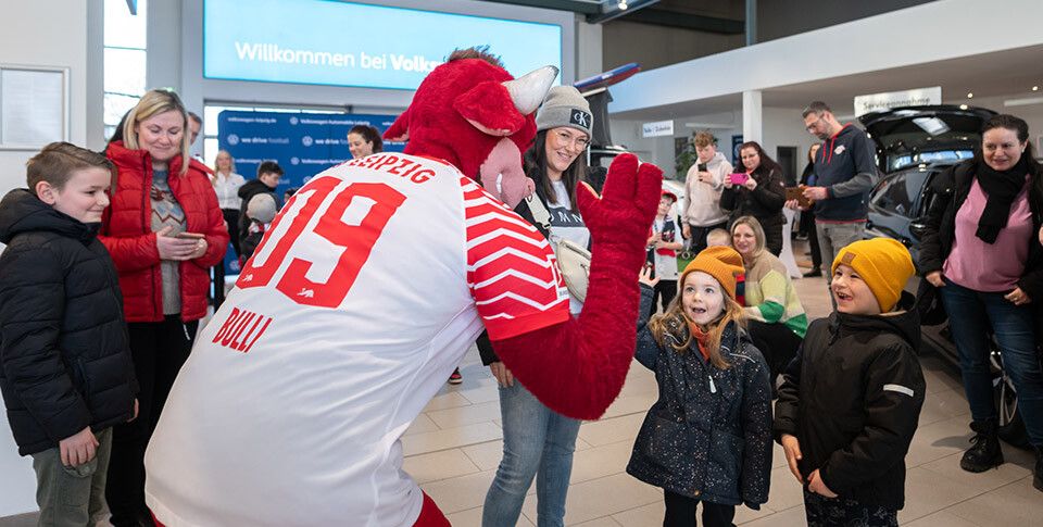 Maskottchen Bulli von RB Leipzig grüßt viele Kinder im Showroom von Volkswagen Leipzig anlässlich der Premiere Tiguan und Passat.